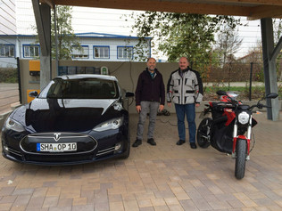 Gottfried Gronbach und Manfred Reinhardt mit ihren Elektrofahrzeugen