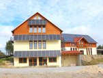 3 Photovoltaikanlagen an der Fassade der Bürogebäude der Ökoprojekte Gronbach